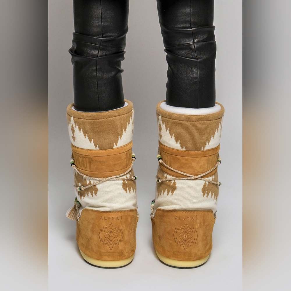 SOLD Alanui Moon Boots - Picture 7 of 10